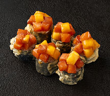 Ролл Панко с лососем и манго