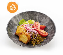 Салат с чечевицей и сыром сулугуни