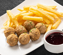 Фрикадельки с картофелем фри и брусничным соусом