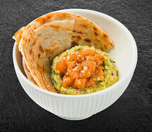 Тартар из лосося с индийской лепешкой