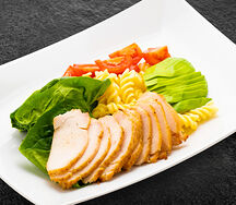 Боул с пастой, куриной грудкой и авокадо