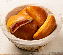 Пирожок с яблоком и брусникой