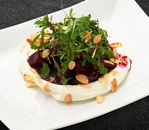 Салат со свёклой, рукколой и сливочным шисо