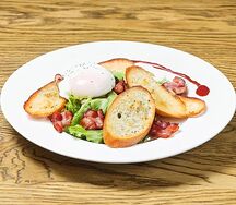 Салат Французский с яйцом Пашот, гренками и беконом
