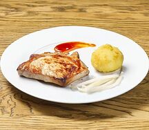Томлёный свиной бок с картофельным болом