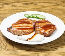 Свиные медальоны с сулугуни и соусом BBQ