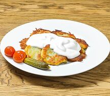 Картофельные драники с маринованными овощами