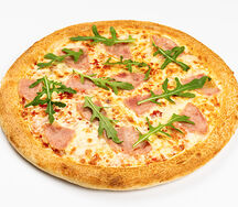 Пицца с ветчиной и рукколой фирменная