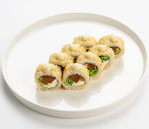 Ролл с лососем и шисо соусом