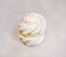 Пирожное Облака с чёрной смородиной