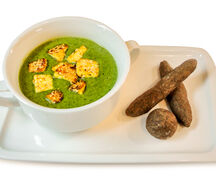 Зелёный суп с паниром и шпинатом