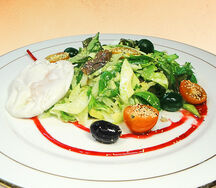 Салат с авокадо и яйцом пашот