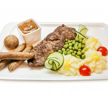 Стейк с картофельным пюре и зелёным горошком