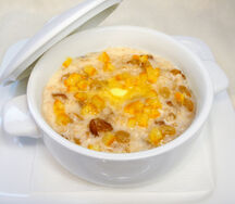 Овсяная каша с изюмом и цукатами