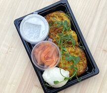 Оладьи из кабачка с семгой и яйцом пашот