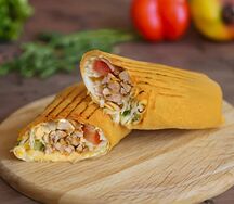 Шаурма с курицей в сырном лаваше