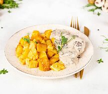 Курица на пару под грибным соусом с картофелем