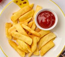 Картофель фри с кетчупом