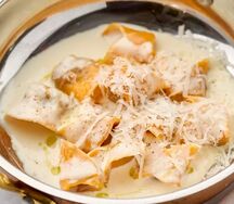 Тортеллини с мясным рагу и кремом из пармезана