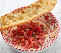 Тартар из тунца с соусом тоннато