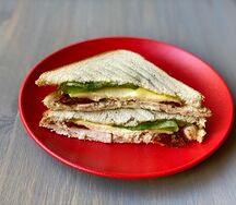 Сэндвич с ветчиной, сыром и маринованным огурчиком