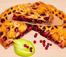 Пирог с яблоками и брусникой