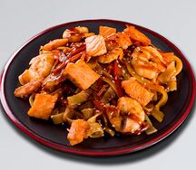 Wok с креветками и лососем