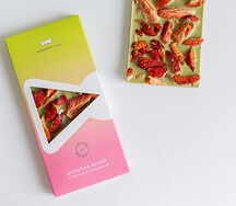 Белый шоколад с матчей и клубникой