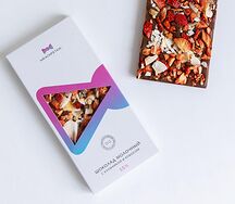 Молочный шоколад с клубникой и кокосом