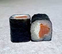 Ролл с копченым лососем и сыром