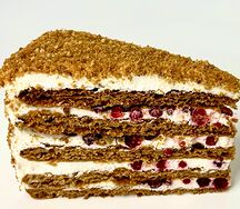 Медовый торт с брусникой