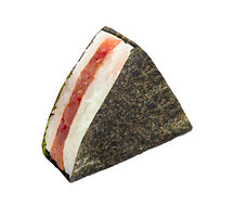 Онигири с тунцом