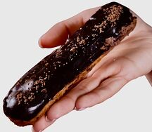 Эклер шоколадный