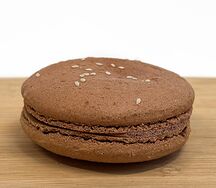 Макарон соленая карамель