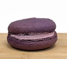 Макарон черная смородина