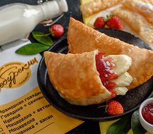 Чебурек с клубникой и бананом