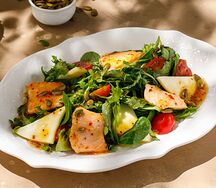 Теплый салат с лососем