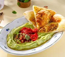 Гуакамоле с пряной лепешкой