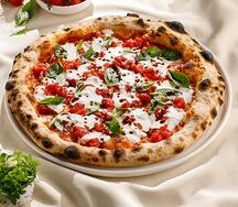 Пицца со страчателлой и томатами