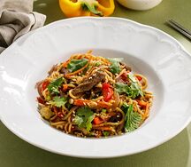 Желтая лапша с говядиной