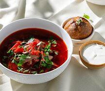 Домашний борщ со сметаной