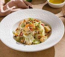 Салат с креветками, курицей и сельдереем