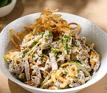 Салат с языком и хрустящим луком