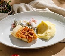 Судак с жареным луком