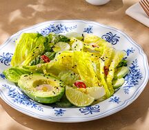 Салат с авокадо и ореховой заправкой