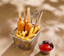 Сосиски в тесте с картофелем фри 