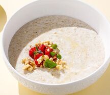 Овсяная каша с грецким орехом и ягодами