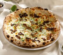 Пицца с белыми грибами