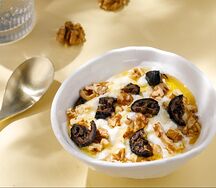 Мацони с мёдом и орехами