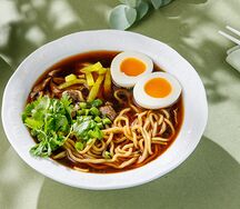 Рамен с говядиной и лапшой